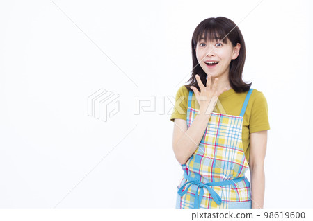 笑著驚訝的三十多歲的家庭主婦 98619600
