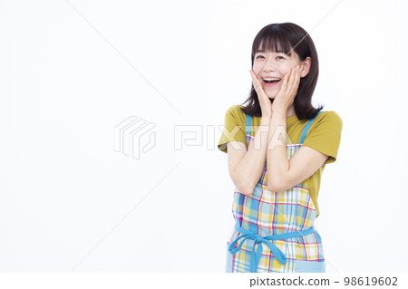 笑著驚訝的三十多歲的家庭主婦 98619602