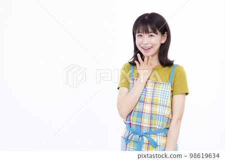 笑著驚訝的三十多歲的家庭主婦 98619634