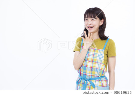 笑著驚訝的三十多歲的家庭主婦 98619635