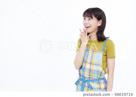 笑著驚訝的三十多歲的家庭主婦 98619719