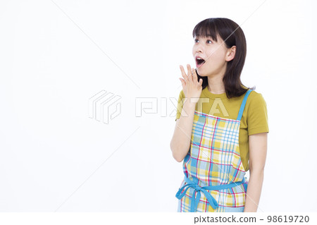 A housewife in her thirties who is surprised with a smile 98619720