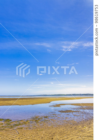 Shunkunitai (Hokkaido, sunny September) 98619753