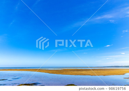 Shunkunitai (Hokkaido, sunny September) 98619756