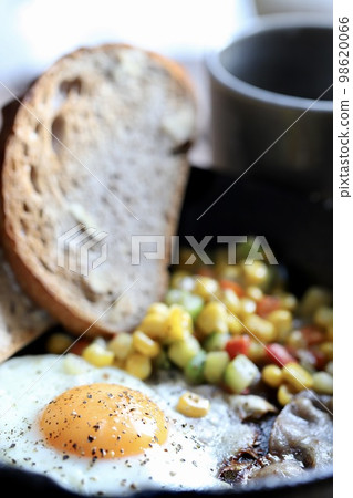 煎鍋早餐：培根、雞蛋和麵包 98620066