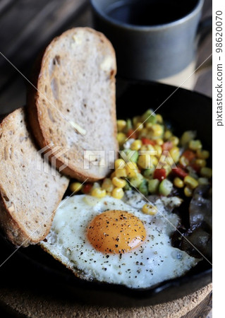 Skillet breakfast: bacon, eggs and bread 98620070