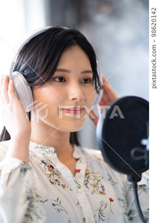 年輕女性肖像（聲樂、旁白） 98620142