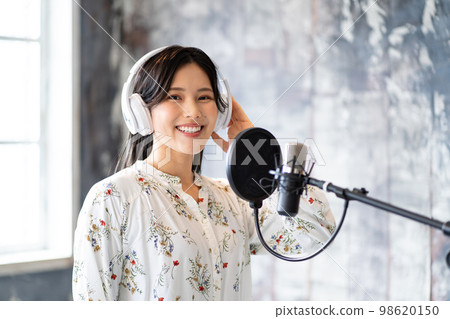 Young female portrait (vocal, narrator) 98620150