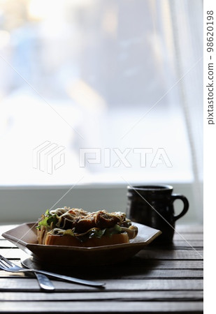 碎肉排和蔬菜三明治,配咖啡和麵包 碎肉排和蔬菜三明治,配咖啡和麵包 98620198