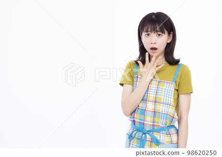 A housewife in her thirties who is seriously surprised 98620250