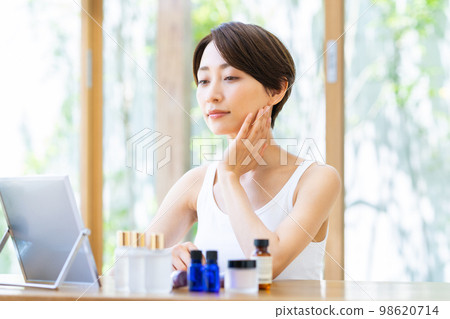 Middle-aged female beauty 98620714