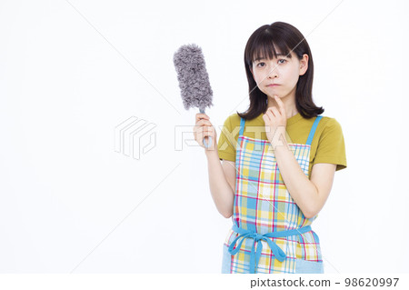 三十多歲的家庭主婦用方便的拖把打掃 98620997
