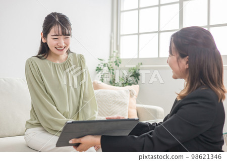 女商人(亞洲女性)使用平板電腦與前來開會/諮詢的女性進行諮詢 女商人(亞洲女性)使用平板電腦與前來開會/諮詢的女性進行諮詢 98621346