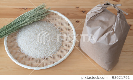 白米飯、稻穗和米袋 98621761