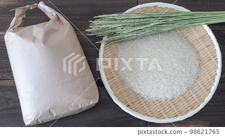 白米飯、稻穗和米袋 98621765