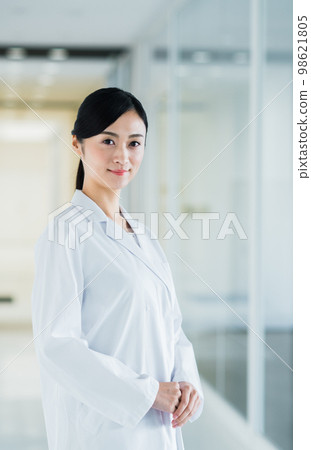 A young lady in white 98621805