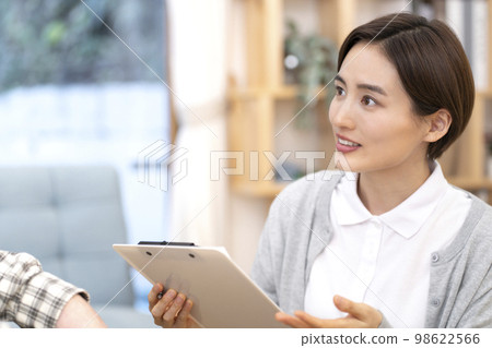 Young female nurse, home-visit nursing, home care 98622566