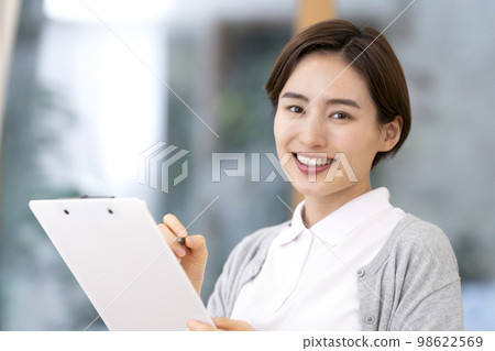 Young female nurse, home-visit nursing, home care Young female nurse, home-visit nursing, home care 98622569