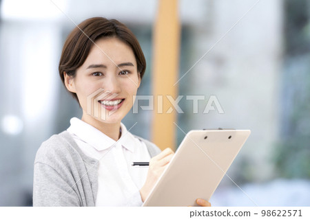 年輕女護士,家訪護理,家庭護理 年輕女護士,家訪護理,家庭護理 98622571