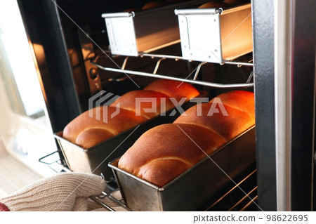 新鮮出爐的自製麻花麵包 98622695