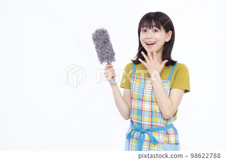 Housewife in her thirties cleaning with a handy mop 98622788