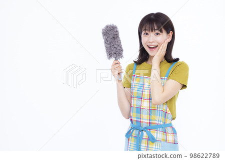 三十多歲的家庭主婦用方便的拖把打掃 98622789