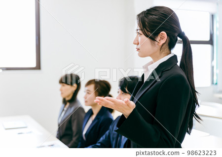 在會議室開會的女商人/上班族 98623223