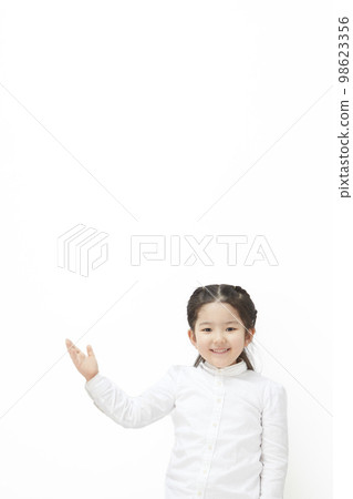 舉起右手並引導的白色背景的女童 98623356