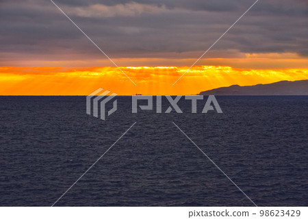 Evening sun shining over the sea Evening sun shining over the sea 98623429