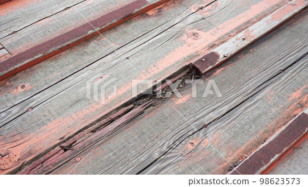 一座損壞的橋樑的板條 98623573