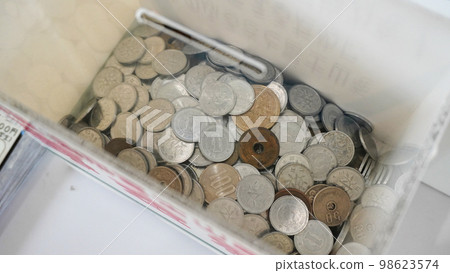 捐款箱裡的硬幣 捐款箱裡的硬幣 98623574