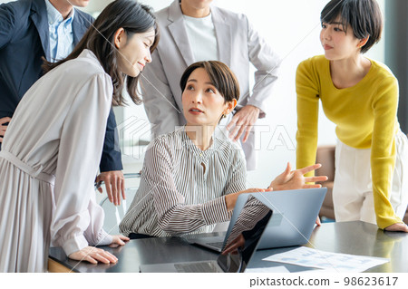 Business scene teamwork personal computer Business scene teamwork personal computer 98623617