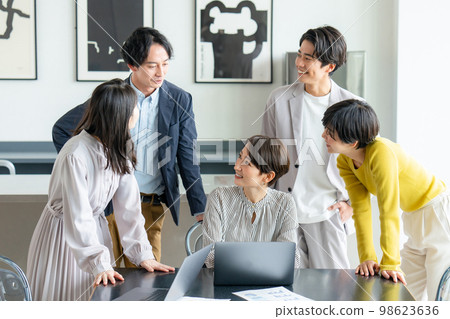 Business scene teamwork personal computer 98623636