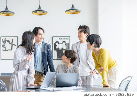 Business scene teamwork personal computer Business scene teamwork personal computer 98623639