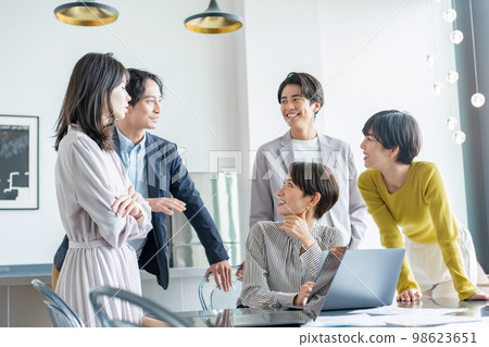 Business scene teamwork personal computer 98623651