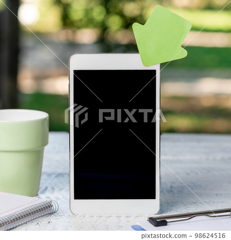 Phone Screen With Important Message On Desk With Paper sticker, Notebook And Coffee. Cellphone With Crutial Information On Table With Cup. Late Updates Presented. Phone Screen With Important Message On Desk With Paper sticker, Notebook And Coffee. Cellphone With Crutial Information On Table With Cup. Late Updates Presented. 98624516