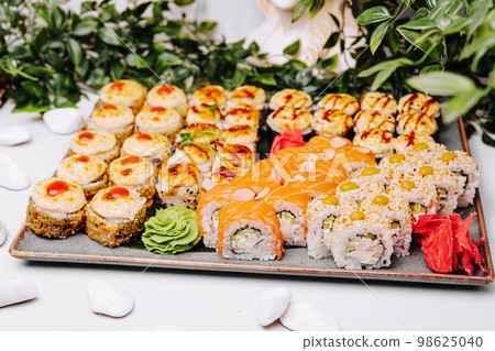 Warm Sushi Roll with Salmon, tuna and Cream Cheese Warm Sushi Roll with Salmon, tuna and Cream Cheese 98625040