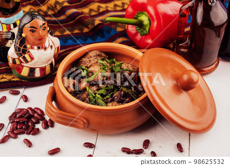 Traditional Mexican dish chili con carne Traditional Mexican dish chili con carne 98625532