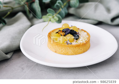 Tart with lemon curd and fresh berries 98625839