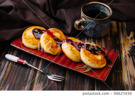 cottage cheese cakes with berry jam 98625936