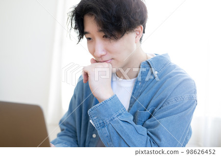 男人微笑著看著電腦 98626452