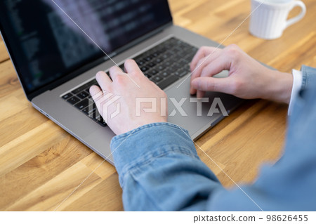 在電腦上打字的手 在電腦上打字的手 98626455