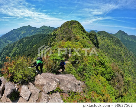 沿著多良岳的山脊行走的登山者 沿著多良岳的山脊行走的登山者 98627562