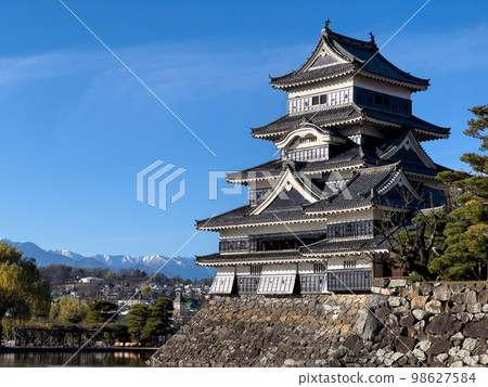 National treasure Matsumoto Castle under the autumn sky National treasure Matsumoto Castle under the autumn sky 98627584