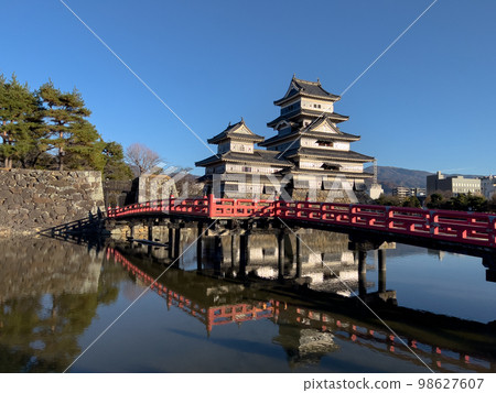 秋天天空下的國寶松本城 98627607