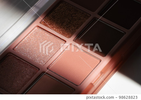 Eyeshadow palette in shadow and light 98628823