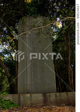 從清水寺到京都環狀步道東山路線的道路上矗立著明治元觀井上世凱的大型石碑“薰與夢太”。 98628827