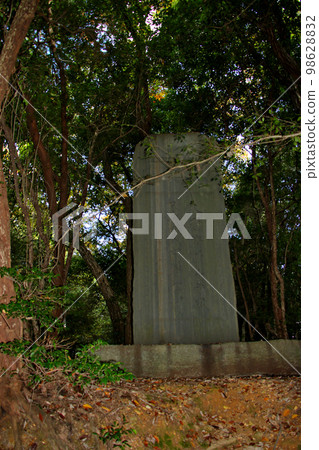 從清水寺到京都環狀步道東山路線的道路上矗立著明治元觀井上世凱的大型石碑“薰與夢太”。 98628832