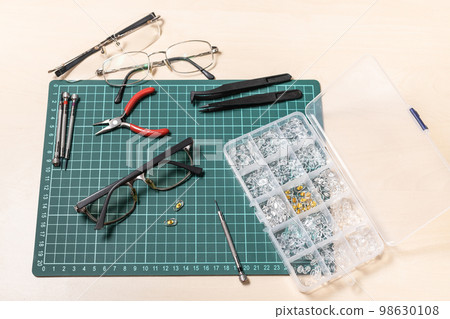 tools for replacement of eyeglass nose pads 98630108