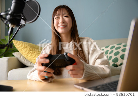 用電腦和麥克風分發遊戲的女人，遊戲女孩，遊戲現場解說，YouTuber 98630701